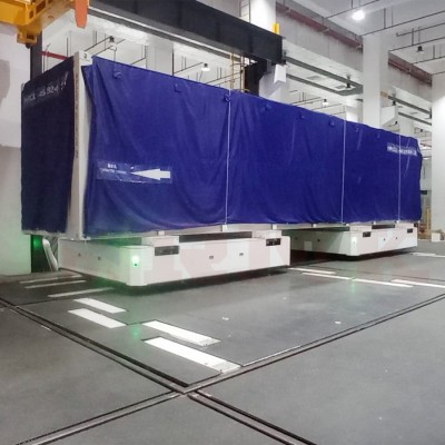Транспортировка контейнера 40 тонна связана с двух автомобилями